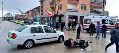 Alaca'da Motosiklet-Otomobil Çarpışması: Yaralı Var!