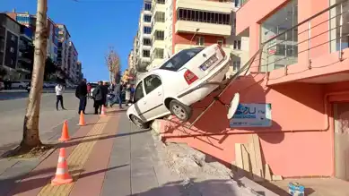 Engelli Kişinin Hatasıyla Araç Merdivende Asılı Kaldı