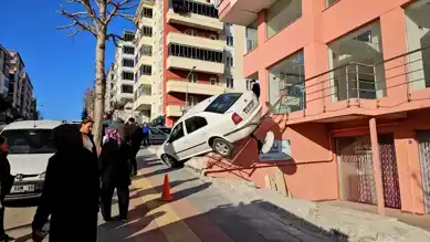 Çorum'da Engelli Çocuğun Hatasıyla Araç Merdivenlerde Asılı Kaldı