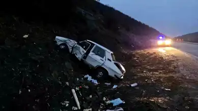 Çorum Alaca'da Şarampole Devrilen Araç: 2 Yaralı