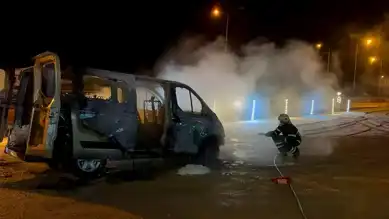 Çorum'da Minibüs Yanarak Küle Döndü
