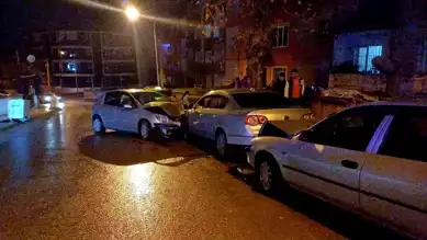 Çorum Karşıyaka'da Park Halindeki Araçlara Çarpıp Kaçtı!
