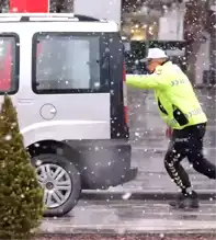 Çorum'da Polis, Arızalı Araca Yardım Eli Uzatdı