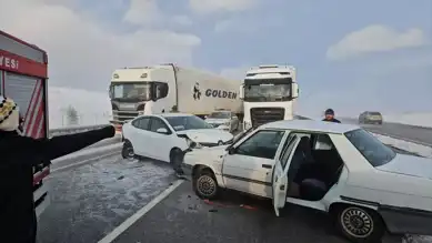 Buzlanma Nedeniyle Çoklu Araç Kazası: 10 Yaralı