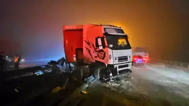Çorum'da Tır Kazası: Sürücü Yaralı, Yol Kapandı
