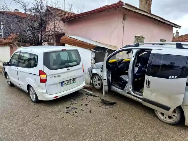 Alaca'da Hafif Ticari Araç Kazası: Yaralı Yok