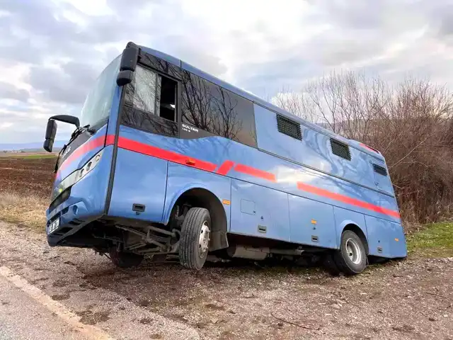 Hükümlü Taşıyan Araç Kazası: Yaralanma Yok!