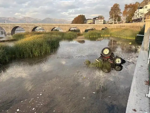 Traktör Kızılırmak'a Düştü, Sürücü Yaralandı