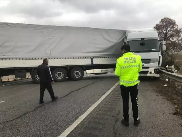 Çorum-Samsun Yolu Tır Kazasıyla Kapandi