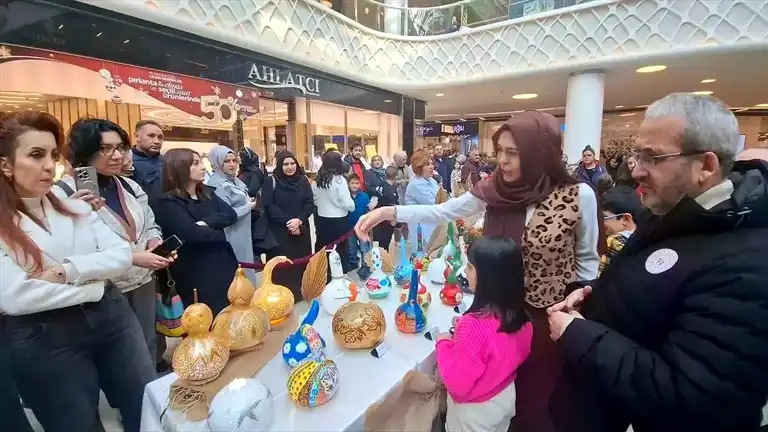 Çorum'da Aileler Okul Projesi İçin Su Kabakları Boyadı