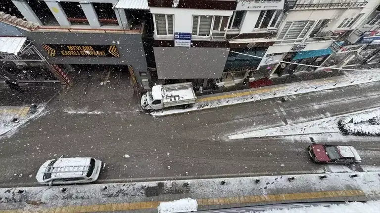 Şiddetli Kar Yağışı Şehri Beyaz Örtüyle Kapladı