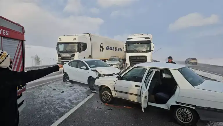 Buzlanma Nedeniyle Çoklu Araç Kazası: 10 Yaralı