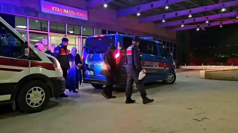 Yaşlı Çift, Jandarma'nın Yardımıyla Eve Dönüyor