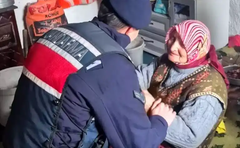90 Yaşındaki Kadın, İlgisiz Oğlu Yüzünden Huzurevine Yerleştirildi